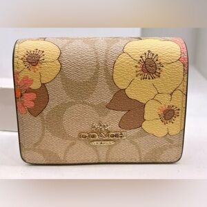 Mini coach wallet bag. Super clean and cute. In excellent condition. Authentic
